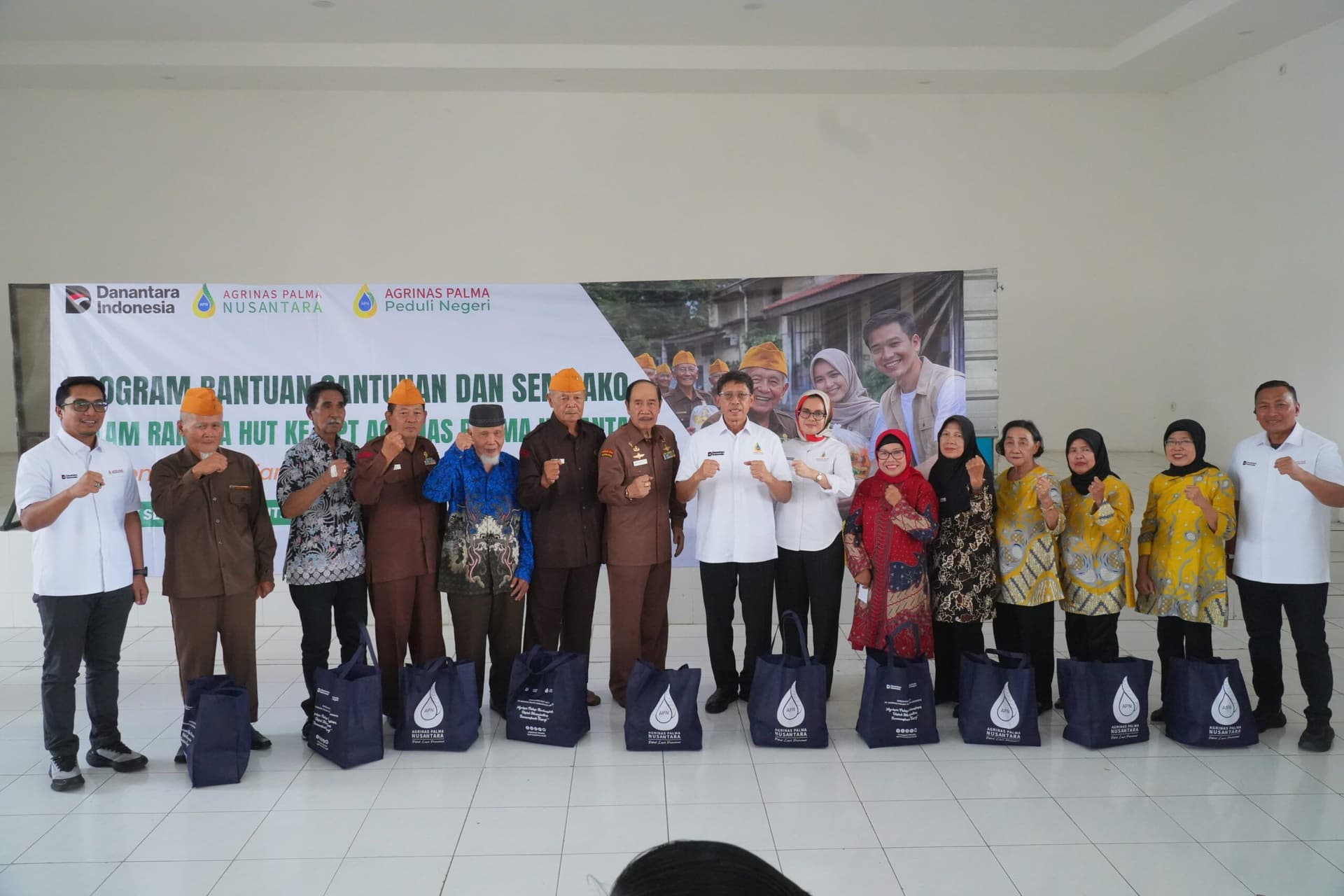 Agrinas Palma Nusantara Berbagi Harapan bersama Veteran Seroja dan Penghuni Panti Werdha