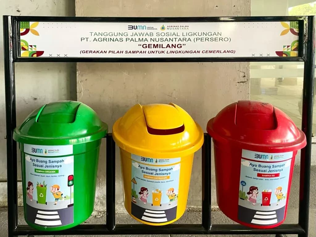 Dukung Lingkungan dengan “GEMILANG”, PT Agrinas Palma Nusantara (Persero) Serahkan Tempat Sampah Pilah dan Pantau Komposting Maggot