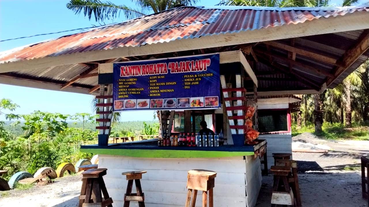 Kantin Rohatta “Bajak Laut”: Dari Titik Sinyal Menjadi Ruang Hidup Warga Kebun