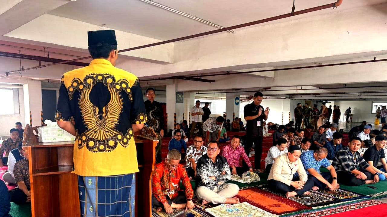 Salat Jumat Penuh Makna di Awal Masuk Kerja, Kebersamaan Insan Agrinas Palma Nusantara