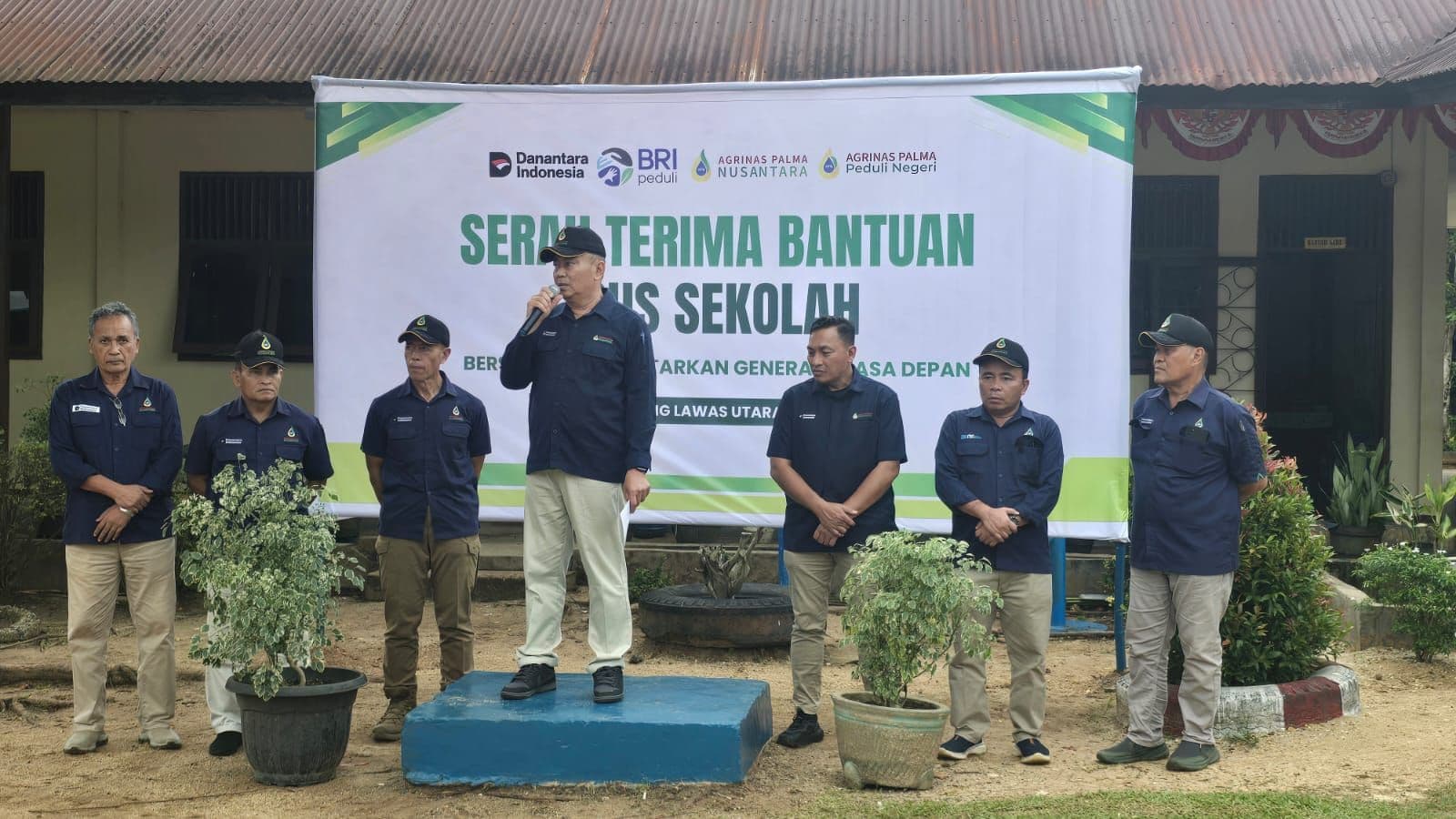 Agrinas Palma Nusantara bersama BRI Salurkan Bus Sekolah untuk SD-SMP YADIKA di Perkebunan Bukit Harapan