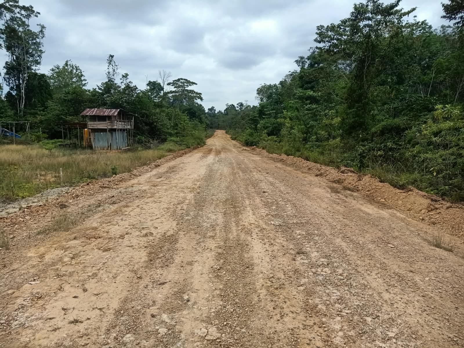 Agrinas Palma Tingkatkan Akses Jalan Menuju Pelabuhan Desa Miri di Papua Selatan